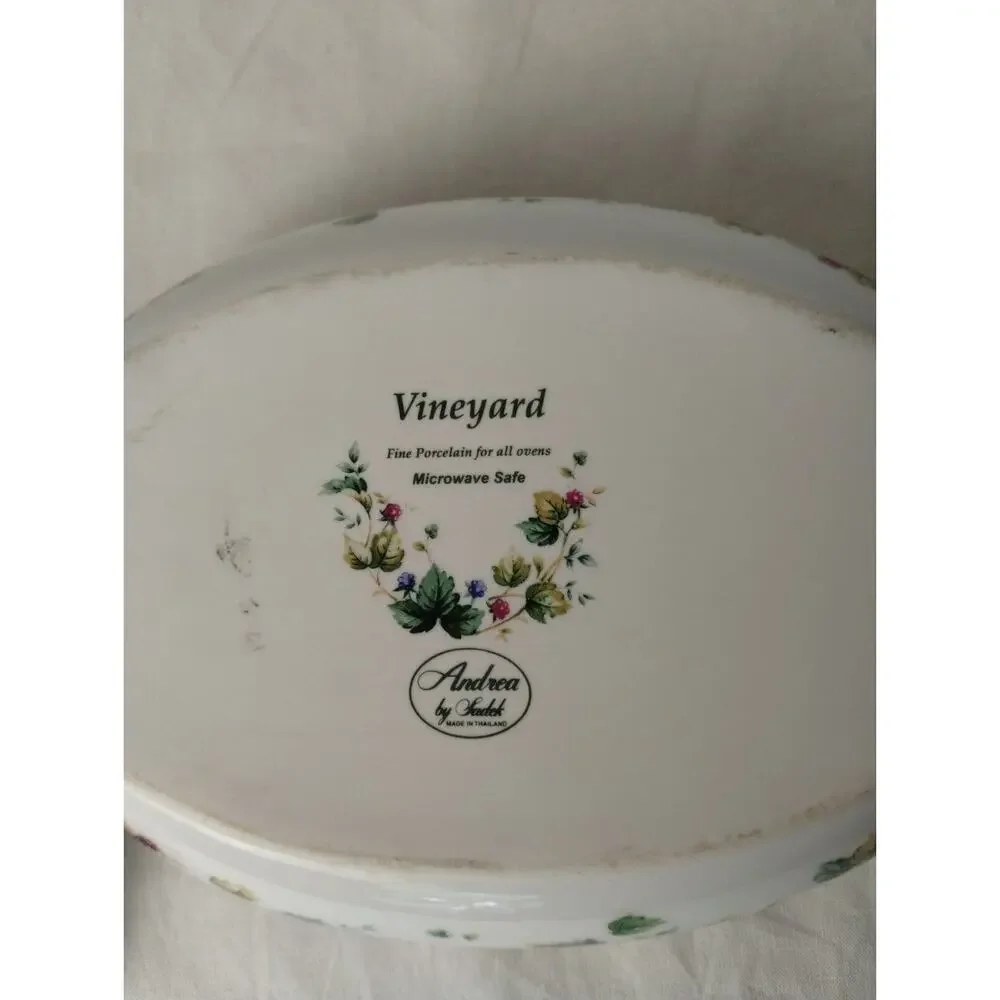 Andrea by Sadek Casserole Dish with Lid - Green Ivy Berries Gold Trim - Vineyard